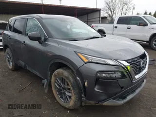2023 Nissan Rogue S z VIN 5N1BT3AB5PC802677, wystawiony jako IAAI lot #41897255 z przebiegiem 62 794 mil mil oraz . Historia ofert i sprzedaży dostępna na DreamBid. Obrazek 1.