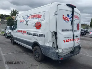 2021 Ford Transit Cargo z VIN 1FTBR1C87MKA81434, wystawiony jako IAAI lot #41759890 z przebiegiem 221 227 mil mil oraz . Historia ofert i sprzedaży dostępna na DreamBid. Obrazek 3.