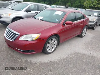 2012 Chrysler 200 Touring z VIN 1C3CCBBB6CN180868, wystawiony jako IAAI lot #42297048 z przebiegiem 110 213 mil mil oraz . Historia ofert i sprzedaży dostępna na DreamBid. Obrazek 2.