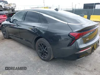 2025 Kia K5 LXS z VIN KNAG24J77S5316431, wystawiony jako IAAI lot #42072969 z przebiegiem 14 413 mil mil oraz . Historia ofert i sprzedaży dostępna na DreamBid. Obrazek 3.