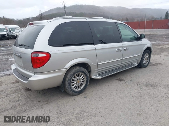 2002 Chrysler Town & Country Limited with VIN 2C8GP64L32R797370, listed as a IAAI auction lot 41715682 with 92,811 mi miles. Bid and sale history available at carsss.com. Image 4.