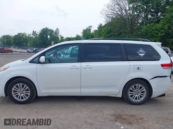 2011 Toyota Sienna XLE AAS z VIN 5TDYK3DC9BS039639, wystawiony jako IAAI lot #42440354 z przebiegiem 291 565 mil mil oraz . Historia ofert i sprzedaży dostępna na DreamBid. Obrazek 15.