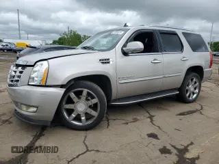 2009 Cadillac Escalade z VIN 1GYFK132X9R147954, wystawiony jako Copart lot #57889875 z przebiegiem 216 599 mil mil oraz Czysty tytuł • Clean title. Historia ofert i sprzedaży dostępna na DreamBid. Obrazek 1.