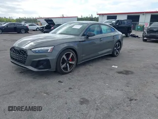 2023 Audi A5 Sportback S line Premium Plus z VIN WAUFACF56PA038023, wystawiony jako IAAI lot #42074137 z przebiegiem 15 998 mil mil oraz . Historia ofert i sprzedaży dostępna na DreamBid. Obrazek 2.