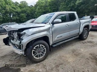 2024 Toyota Tacoma SR5 z VIN 3TYLB5JN3RT055748, wystawiony jako Copart lot #61459815 z przebiegiem 3 284 mil mil oraz Szkoda całkowita • Salvage title. Historia ofert i sprzedaży dostępna na DreamBid. Obrazek 1.