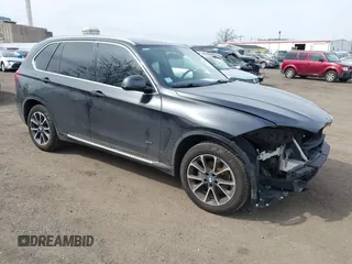 2014 BMW X5 xDrive35i z VIN 5UXKR0C5XE0H27550, wystawiony jako IAAI lot #42070637 z przebiegiem 158 938 mil mil oraz . Historia ofert i sprzedaży dostępna na DreamBid. Obrazek 1.