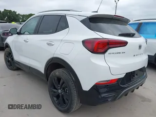 2024 Buick Encore GX Sport Touring z VIN KL4AMDSL9RB138008, wystawiony jako IAAI lot #42265467 z przebiegiem 28 000 mil mil oraz . Historia ofert i sprzedaży dostępna na DreamBid. Obrazek 3.