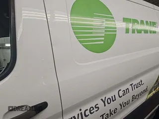 2019 Ford Transit z VIN 1FTYR1YG8KKB48131, wystawiony jako IAAI lot #42624631 z przebiegiem 115 298 mil mil oraz . Historia ofert i sprzedaży dostępna na DreamBid. Obrazek 3.