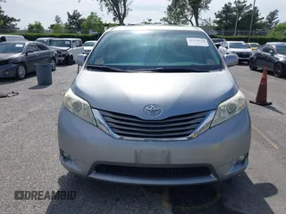 2012 Toyota Sienna XLE AAS z VIN 5TDYK3DCXCS278442, wystawiony jako IAAI lot #42228620 z przebiegiem 128 748 mil mil oraz . Historia ofert i sprzedaży dostępna na DreamBid. Obrazek 12.