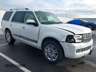 2011 Lincoln Navigator z VIN 5LMJJ2H53BEJ02808, wystawiony jako IAAI lot #41210054 z przebiegiem 199 532 mil mil oraz . Historia ofert i sprzedaży dostępna na DreamBid. Obrazek 1.