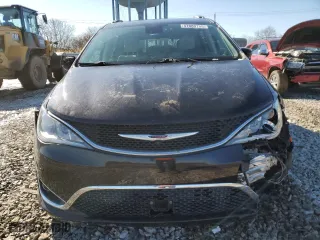 2018 Chrysler Pacifica Touring L with VIN 2C4RC1BG1JR102848, listed as a Copart auction lot 47889755 with 68,474 mi miles and Salvage Title. Bid and sale history available at carsss.com. Image 5.