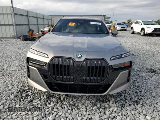 2024 BMW 7 Series 740i z VIN WBA23EH08RCS95536, wystawiony jako Copart lot #52499895 z przebiegiem 3 826 mil mil oraz Nie do naprawy • Non repairable. Historia ofert i sprzedaży dostępna na DreamBid. Obrazek 5.