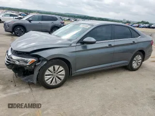 2020 Volkswagen Jetta S z VIN 3VWC57BU9LM090738, wystawiony jako Copart lot #54839395 z przebiegiem 61 940 mil mil oraz Szkoda całkowita • Salvage title. Historia ofert i sprzedaży dostępna na DreamBid. Obrazek 1.