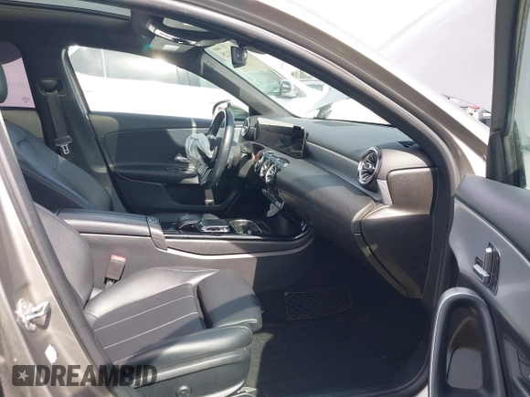 2019 Mercedes-Benz A 220 z VIN WDD3G4EB1KW025196, wystawiony jako IAAI lot #41861125 z przebiegiem 79 396 mil mil oraz . Historia ofert i sprzedaży dostępna na DreamBid. Obrazek 5.