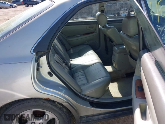 1998 Lexus ES 300 Luxury Sport Sdn with VIN JT8BF28G1W5049917, listed as a IAAI auction lot 42093778 with 331,253 mi miles. Bid and sale history available at carsss.com. Image 8.