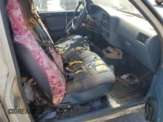 1989 Toyota Pickup z VIN JT4RN81R4K0003524, wystawiony jako Copart lot #56073845 z przebiegiem 153 704 mil mil oraz Tytuł czysty. Historia ofert i sprzedaży dostępna na DreamBid. Obrazek 10.