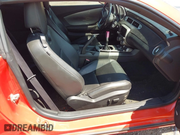 2013 Chevrolet Camaro LT z VIN 2G1FG1E36D9244965, wystawiony jako IAAI lot #40058994 z przebiegiem 75 344 mil mil oraz . Historia ofert i sprzedaży dostępna na DreamBid. Obrazek 5.