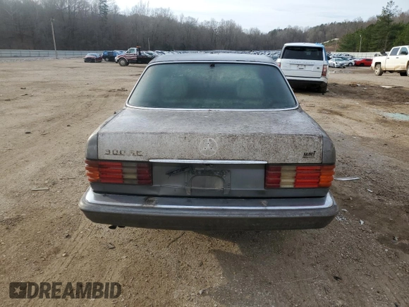 1987 Mercedes-Benz 300 with VIN WDBCB2503HA326913, listed as a Copart auction lot 45600005 with 232,194 mi miles and Clean Title. Bid and sale history available at DreamBid. Image 6.