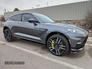 2023 Aston Martin DBX 707 z VIN SD7VUJBW8PTV08579, wystawiony jako Copart lot #45496975 z przebiegiem 10 769 mil mil oraz Szkody całkowita. Historia ofert i sprzedaży dostępna na DreamBid. Obrazek 4.