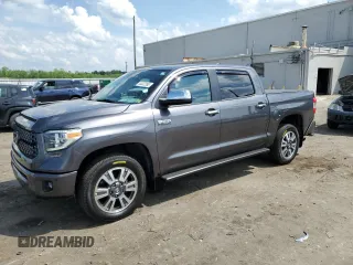 2021 Toyota Tundra Platinum z VIN 5TFAY5F18MX973943, wystawiony jako Copart lot #55332395 z przebiegiem 64 709 mil mil oraz Szkoda całkowita • Salvage title. Historia ofert i sprzedaży dostępna na DreamBid. Obrazek 1.