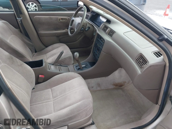 1997 Toyota Camry LE z VIN 4T1BF22K8VU916373, wystawiony jako IAAI lot #41915751 z przebiegiem 259 818 mil mil oraz . Historia ofert i sprzedaży dostępna na DreamBid. Obrazek 5.