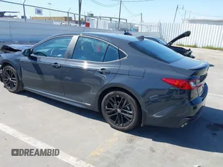2025 Toyota Camry LE z VIN 4T1DAACK8SU570482, wystawiony jako IAAI lot #42152727 z przebiegiem 4 625 mil mil oraz . Historia ofert i sprzedaży dostępna na DreamBid. Obrazek 3.