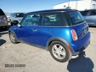 2006 MINI Hardtop z VIN WMWRC33566TJ79138, wystawiony jako Copart lot #49015335 z przebiegiem 189 928 mil mil oraz Czysty tytuł • Clean title. Historia ofert i sprzedaży dostępna na DreamBid. Obrazek 2.