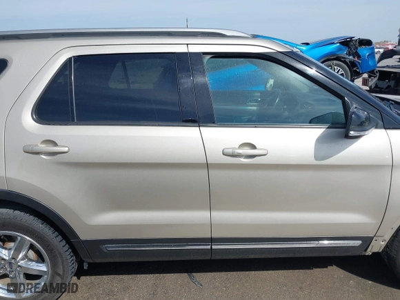 2017 Ford Explorer XLT with VIN 1FM5K8D81HGD05245, listed as a IAAI auction lot 41828547 with 104,881 mi miles. Bid and sale history available at carsss.com. Image 14.