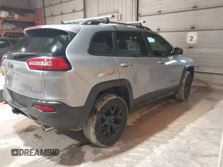 2014 Jeep Cherokee Trailhawk z VIN 1C4PJMBS4EW254963, wystawiony jako IAAI lot #42065845 z przebiegiem 187 356 mil mil oraz . Historia ofert i sprzedaży dostępna na DreamBid. Obrazek 4.