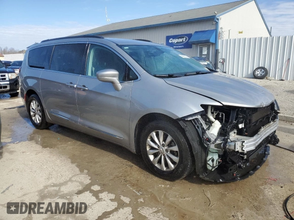 2017 Chrysler Pacifica Touring L z VIN 2C4RC1BG6HR583576, wystawiony jako Copart lot #44602375 z przebiegiem 204 839 mil mil oraz Szkoda całkowita • Salvage title. Historia ofert i sprzedaży dostępna na DreamBid. Obrazek 4.