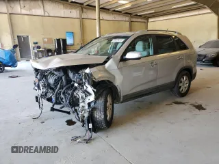 2013 Kia Sorento LX z VIN 5XYKT3A67DG395136, wystawiony jako Copart lot #63927415 z przebiegiem Nie podano mil oraz Szkoda całkowita • Salvage title. Historia ofert i sprzedaży dostępna na DreamBid. Obrazek 1.