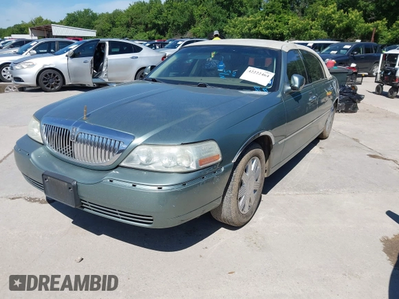 2004 Lincoln Town Car Ultimate z VIN 1LNHM83W74Y688961, wystawiony jako IAAI lot #42222464 z przebiegiem 132 780 mil mil oraz . Historia ofert i sprzedaży dostępna na DreamBid. Obrazek 2.