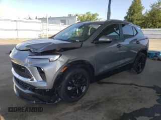 2025 Buick Encore GX Sport Touring с VIN KL4AMDSLXSB133955, выставлен на аукционе Copart как лот 56235005 с пробегом 2 476 миль миль и Списание • Salvage title. История ставок и продаж доступна на DreamBid. Изображение 1.
