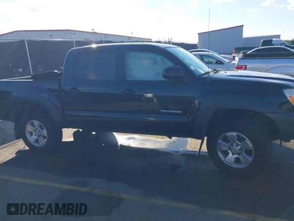 2015 Toyota Tacoma PreRunner z VIN 5TFJX4GN4FX039649, wystawiony jako IAAI lot #41240801 z przebiegiem 233 108 mil mil oraz . Historia ofert i sprzedaży dostępna na DreamBid. Obrazek 13.