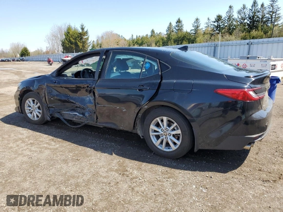 2025 Toyota Camry LE z VIN 4T1DAACK5SU517822, wystawiony jako Copart lot #55895755 z przebiegiem Nie podano mil oraz Szkoda całkowita • Salvage title. Historia ofert i sprzedaży dostępna na DreamBid. Obrazek 2.