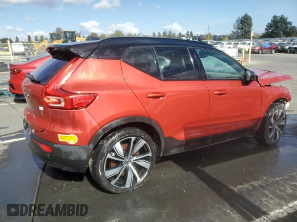 2022 Volvo XC40 Twin Plus z VIN YV4ED3UR4N2717241, wystawiony jako Copart lot #68005304 z przebiegiem Nie podano mil oraz Szkoda całkowita • Salvage title. Historia ofert i sprzedaży dostępna na DreamBid. Obrazek 3.