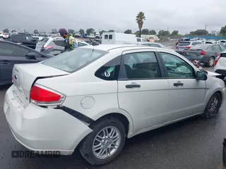 2009 Ford Focus SE z VIN 1FAHP35N19W114402, wystawiony jako IAAI lot #41510501 z przebiegiem Nie podano mil oraz . Historia ofert i sprzedaży dostępna na DreamBid. Obrazek 14.