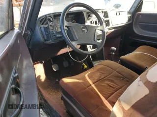 1983 Saab 900 z VIN YS3AS33S4D2012751, wystawiony jako Copart lot #78458984 z przebiegiem 219 035 mil mil oraz Czysty tytuł • Clean title. Historia ofert i sprzedaży dostępna na DreamBid. Obrazek 8.