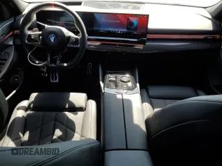 2024 BMW i5 M60 z VIN WBY43FK05RCR83468, wystawiony jako Copart lot #60697064 z przebiegiem 1703 mil mil oraz Szkody całkowita. Historia ofert i sprzedaży dostępna na DreamBid. Obrazek 8.