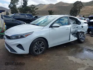 2024 Kia Forte LXS z VIN 3KPF24AD3RE819344, wystawiony jako IAAI lot #42247582 z przebiegiem 5 678 mil mil oraz . Historia ofert i sprzedaży dostępna na DreamBid. Obrazek 2.