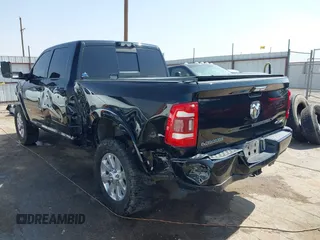 2022 Ram 2500 Laramie z VIN 3C6UR5FL6NG361636, wystawiony jako IAAI lot #42331483 z przebiegiem 58 812 mil mil oraz . Historia ofert i sprzedaży dostępna na DreamBid. Obrazek 3.