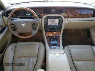 2009 Jaguar XJ with VIN SAJXA82B69SH31532, listed as a Copart auction lot 88027035 with 90,233 mi miles and Clean Title. Bid and sale history available at DreamBid. Image 8.
