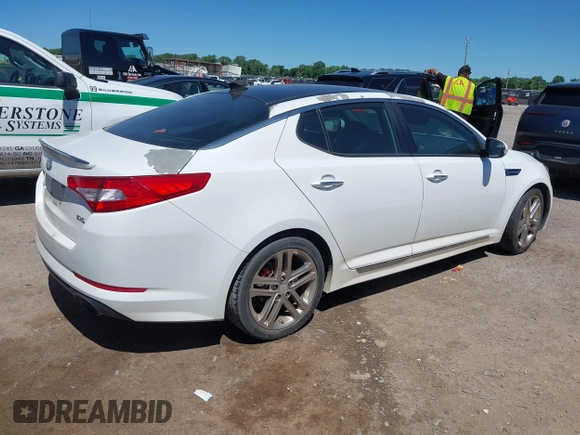 2013 Kia Optima SX z VIN 5XXGR4A67DG190723, wystawiony jako IAAI lot #42305393 z przebiegiem 139 668 mil mil oraz . Historia ofert i sprzedaży dostępna na DreamBid. Obrazek 4.