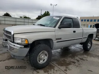 1999 Dodge 2500 z VIN 1B7KF2361XJ509781, wystawiony jako Copart lot #57282495 z przebiegiem 135 666 mil mil oraz Szkoda całkowita • Salvage title. Historia ofert i sprzedaży dostępna na DreamBid. Obrazek 1.