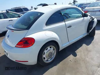 2015 Volkswagen Beetle Fleet Edition с VIN 3VWF17AT5FM653399, выставлен на аукционе IAAI как лот 42303188 с пробегом Не указан миль и . История ставок и продаж доступна на DreamBid. Изображение 4.