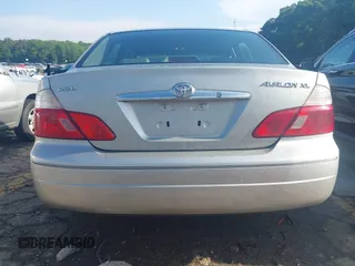 2004 Toyota Avalon XL z VIN 4T1BF28B14U346741, wystawiony jako IAAI lot #42252769 z przebiegiem 219 291 mil mil oraz . Historia ofert i sprzedaży dostępna na DreamBid. Obrazek 16.