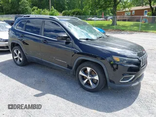 2019 Jeep Cherokee Limited z VIN 1C4PJLDNXKD128289, wystawiony jako IAAI lot #42335271 z przebiegiem 77 523 mil mil oraz . Historia ofert i sprzedaży dostępna na DreamBid. Obrazek 1.