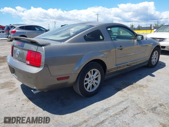 2005 Ford Mustang Deluxe z VIN 1ZVFT80N755155096, wystawiony jako IAAI lot #42251557 z przebiegiem 232 186 mil mil oraz . Historia ofert i sprzedaży dostępna na DreamBid. Obrazek 4.