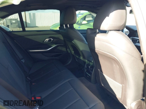 2021 BMW 3 Series 330i z VIN 3MW5R1J08M8B94401, wystawiony jako IAAI lot #41760747 z przebiegiem Nie podano mil oraz . Historia ofert i sprzedaży dostępna na DreamBid. Obrazek 8.