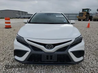 2022 Toyota Camry SE with VIN 4T1G11AKXNU702906, listed as a Copart auction lot 51081115 with 39,702 mi miles and Clean Title. Bid and sale history available at DreamBid. Image 5.